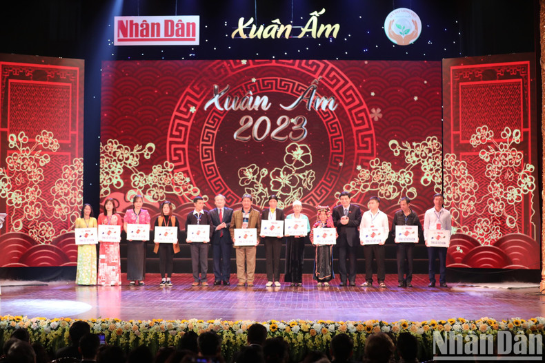 阮得荣同志和杜进士同志向处境困难的教师赠送越南种子基金会的10本储蓄薄,以鼓励他们安心继续从事教育事业。 阮得荣同志和杜进士同志向处境困难的教师赠送越南种子基金会的10本储蓄薄,以鼓励他们安心继续从事教育事业。