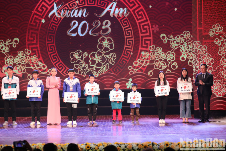 《人民报》社副总编辑潘文雄与金兰KN有限公司代表向贫困好学学生和特困家庭赠送越南种子基金会的11本储蓄薄。 《人民报》社副总编辑潘文雄与金兰KN有限公司代表向贫困好学学生和特困家庭赠送越南种子基金会的11本储蓄薄。