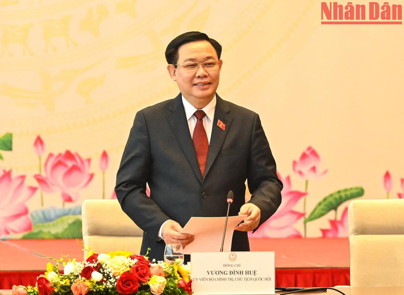 越南国会主席王廷惠发表讲话。