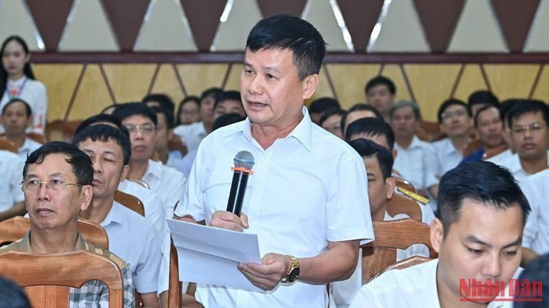 选民发表意见。 选民发表意见。