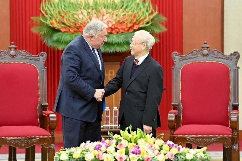 越共中央总书记阮富仲会见法国参议院议长热拉尔·拉尔。 越共中央总书记阮富仲会见法国参议院议长热拉尔·拉尔。