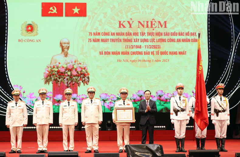 越南国家主席武文赏向越南人民公安建设力量授予一级保卫祖国勋章。 越南国家主席武文赏向越南人民公安建设力量授予一级保卫祖国勋章。