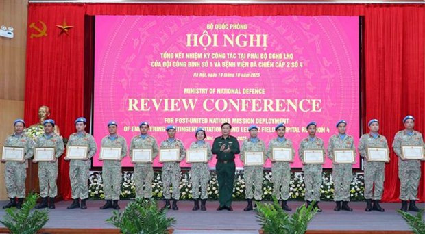 一号工兵队和四号二级野战医院集体和多名个人荣获国防部长和越南人民军总参谋部的荣誉证书。