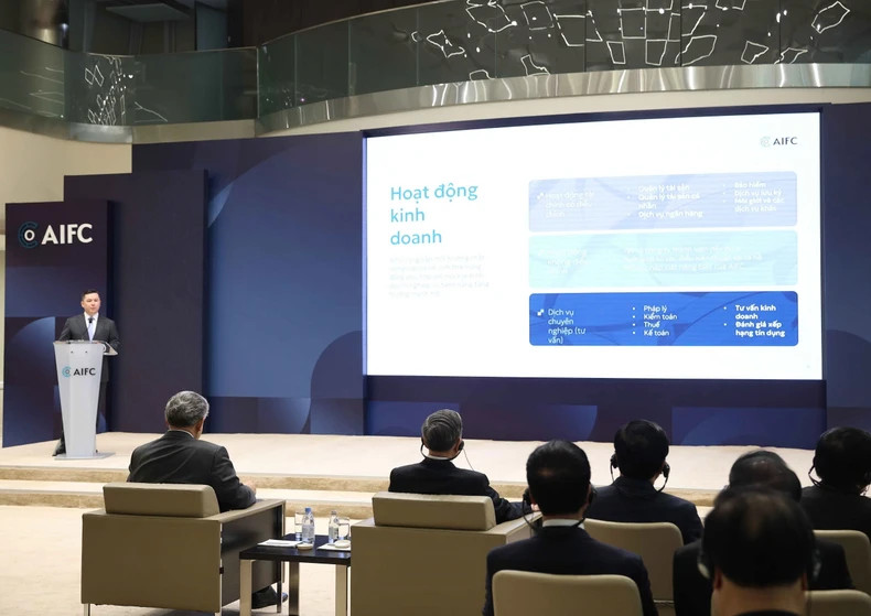 苏林总书记和越南代表团听取阿斯塔纳国际金融中心活动情况介绍。