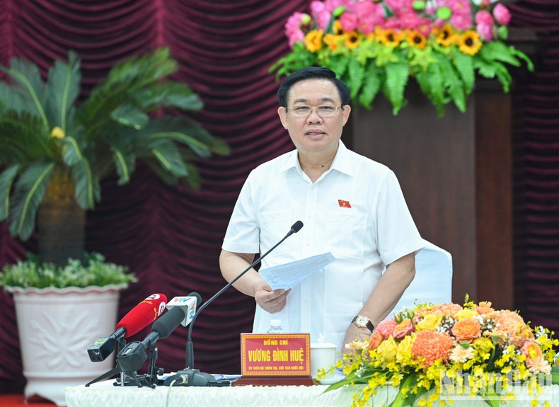 国会主席王廷惠在会上发表结论性讲话。