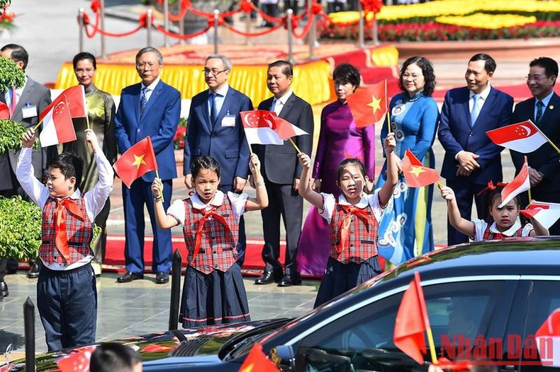 首都河内儿童欢迎新加坡共和国总统哈莉玛•雅各布一行。 首都河内儿童欢迎新加坡共和国总统哈莉玛•雅各布一行。