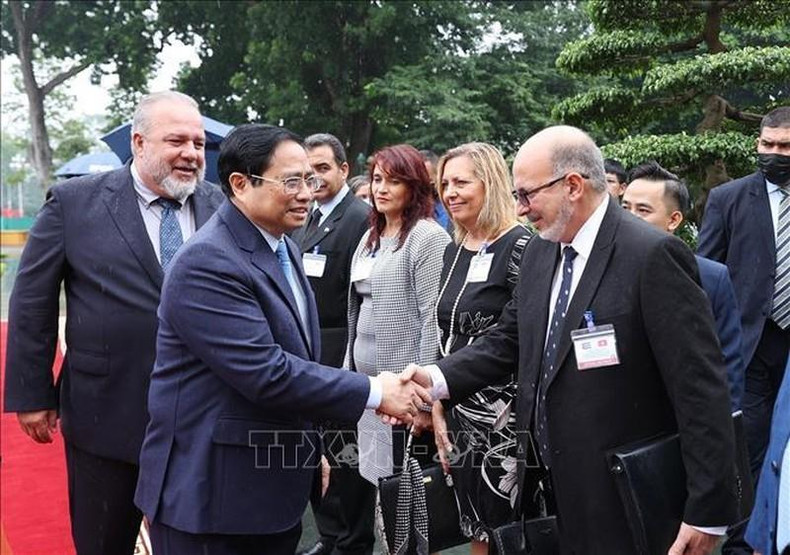 古巴总理曼努埃尔•马雷罗•克鲁斯向越南政府总理范明正介绍古巴代表团成员。 古巴总理曼努埃尔•马雷罗•克鲁斯向越南政府总理范明正介绍古巴代表团成员。