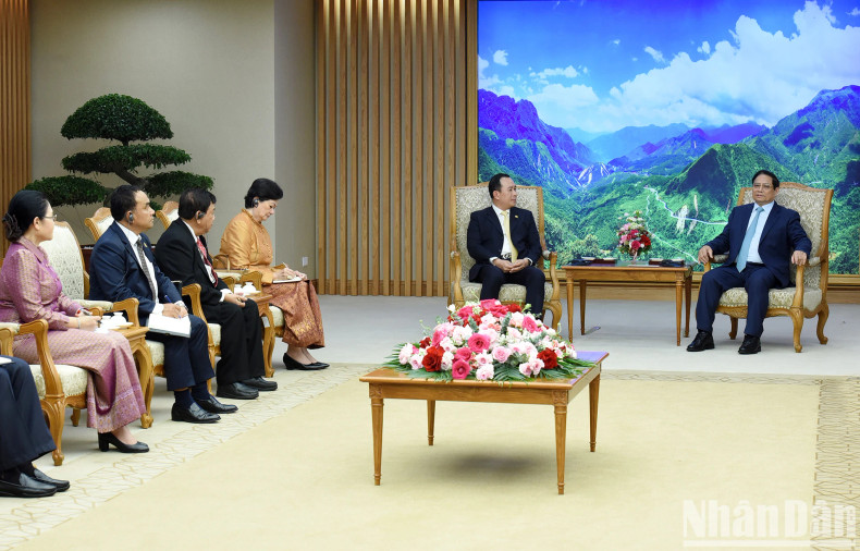 柬埔寨监察部大臣华合陪同人员出席会见。 柬埔寨监察部大臣华合陪同人员出席会见。