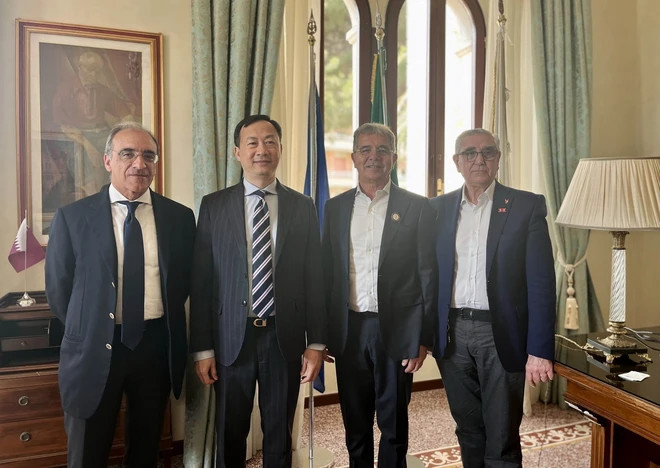 越南驻意大利大使杨海兴会见奥尔比亚市市长塞蒂莫·尼齐(右二)。 越南驻意大利大使杨海兴会见奥尔比亚市市长塞蒂莫·尼齐(右二)。