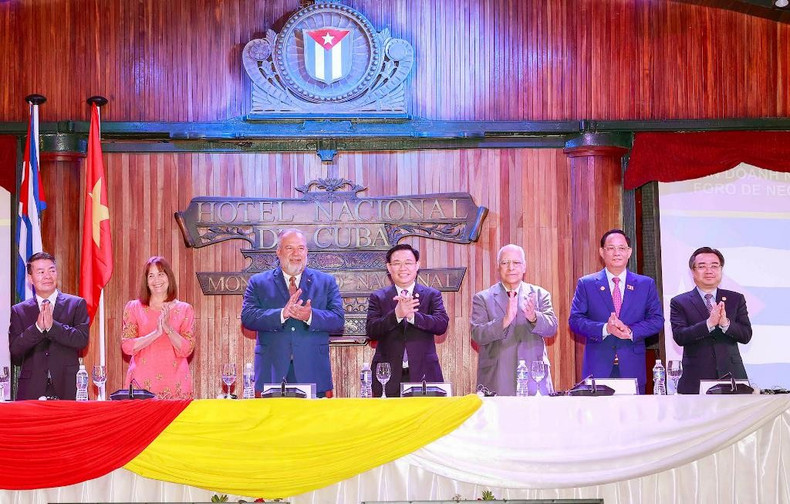 越南国会主席王廷惠与古巴总理曼努埃尔·马雷罗·克鲁斯合影。 越南国会主席王廷惠与古巴总理曼努埃尔·马雷罗·克鲁斯合影。