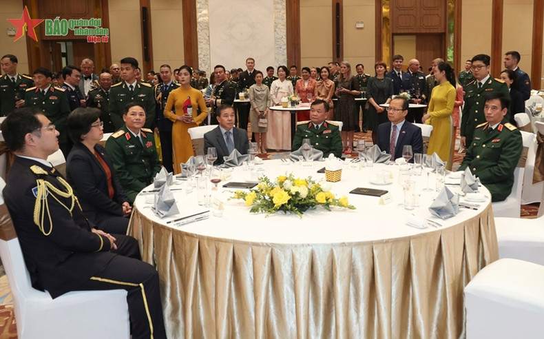 出席招待会的各位代表。