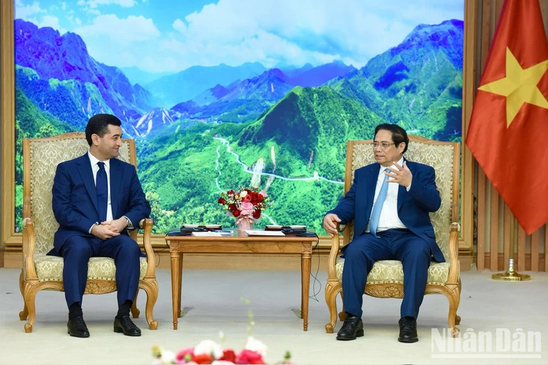 会见时，范明正总理强调，越南一向铭记乌兹别克斯坦在越南争取独立斗争中给予的帮助，重视发展与包括乌兹别克斯坦在内的前苏联各国的传统友好关系。