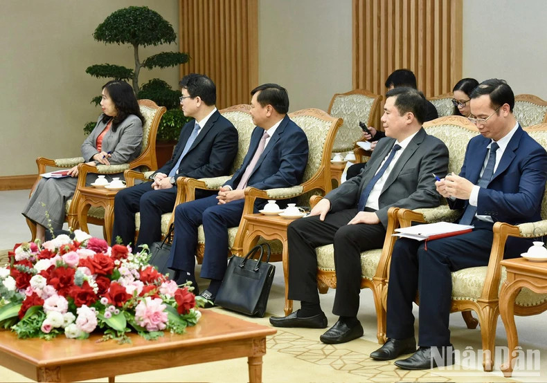 越南政府各部委领导代表出席会见。