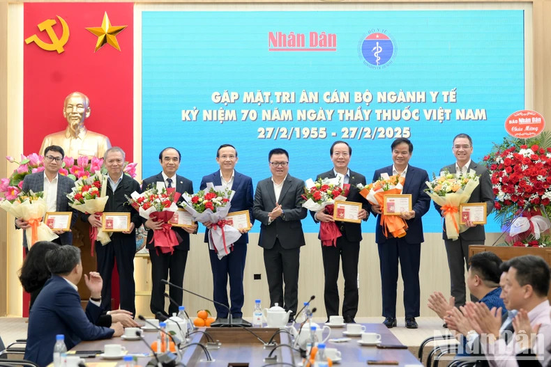 ,《人民报》社向卫生部、各医院领导授予“致力于人民报事业”纪念章。 ,《人民报》社向卫生部、各医院领导授予“致力于人民报事业”纪念章。