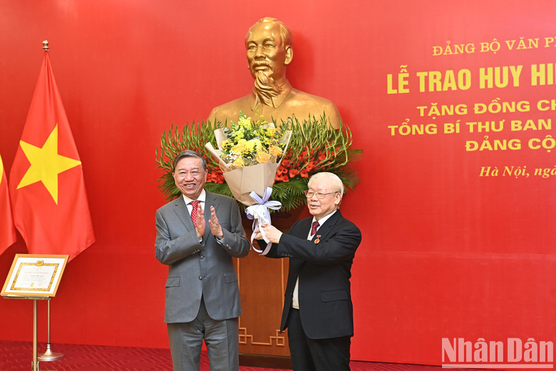 党、国家领导人向阮富仲总书记赠送鲜花表示祝贺。 党、国家领导人向阮富仲总书记赠送鲜花表示祝贺。