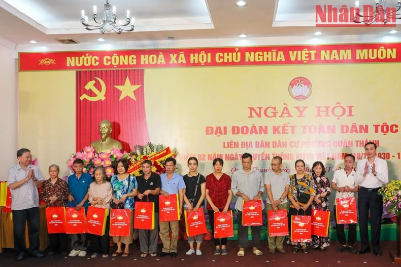 越南公安部部长苏林和越南祖国阵线中央委员会副主席冯庆才向贫困户赠送礼物。 越南公安部部长苏林和越南祖国阵线中央委员会副主席冯庆才向贫困户赠送礼物。