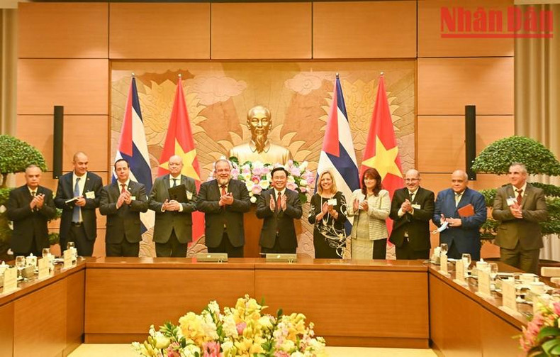 越南国会主席王廷惠与古巴总理曼努埃尔·马雷罗同各位代表合影。 越南国会主席王廷惠与古巴总理曼努埃尔·马雷罗同各位代表合影。