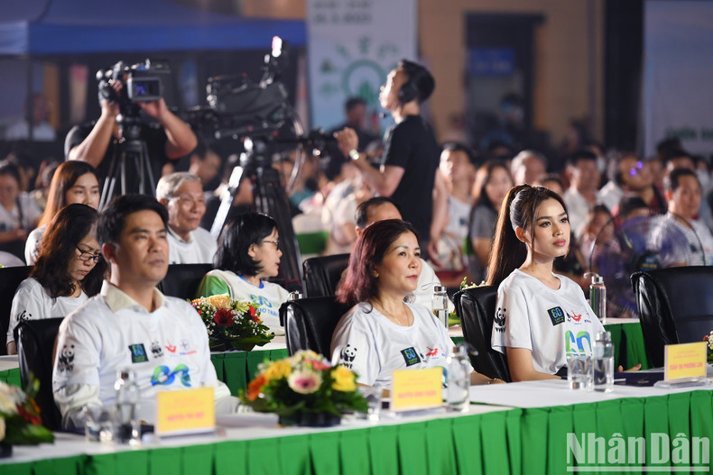 河内市民积极响应2023年“地球一小时”活动【组图】 ảnh 3 河内市民积极响应2023年“地球一小时”活动【组图】 ảnh 3