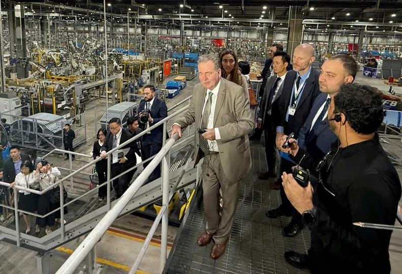 比利时领导和企业代表团参观Vinfast汽车生产厂。