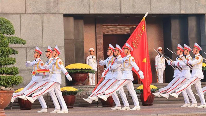 仪仗队在胡志明主席陵前进行队列检阅。