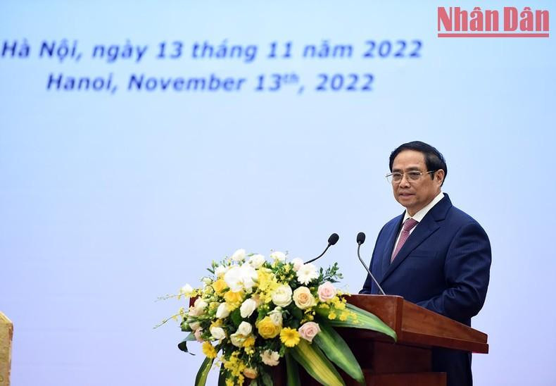 越南政府总理范明正在会上发表讲话。