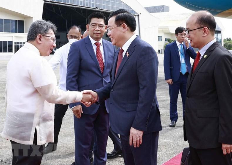 11月23日上午,越南国会主席王廷惠率领的越南国会高级代表团抵达菲律宾首都马尼拉,开始对菲律宾进行正式访问。 11月23日上午,越南国会主席王廷惠率领的越南国会高级代表团抵达菲律宾首都马尼拉,开始对菲律宾进行正式访问。