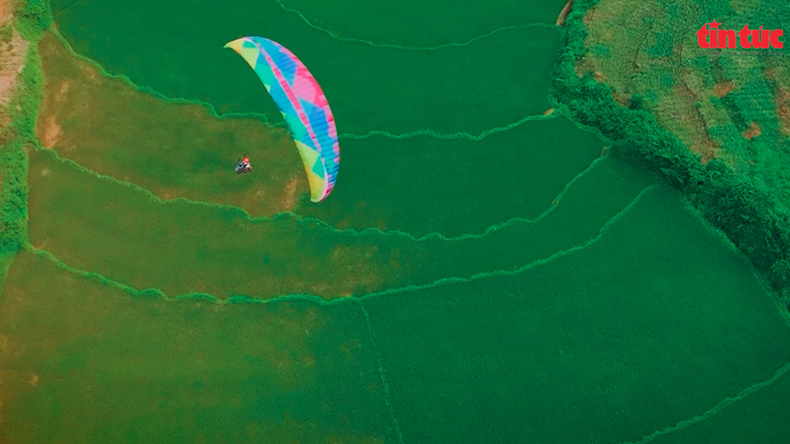 乌博峰因其雄伟壮观的自然景观成为年轻人理想且有趣的滑翔伞飞行目的地。 乌博峰因其雄伟壮观的自然景观成为年轻人理想且有趣的滑翔伞飞行目的地。