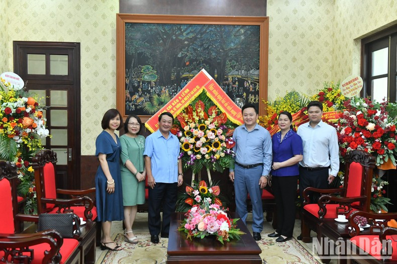 越共中央委员、民族委员会主任侯阿令部长向《人民报》领导代表送花祝贺越南革命新闻日。（登科 摄）