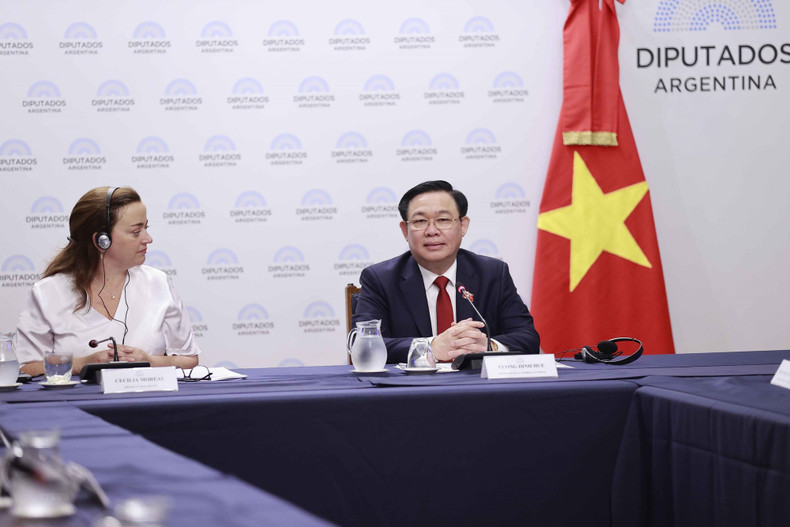 越南国会主席王廷惠与阿根廷众议长塞西莉亚·莫罗举行会谈。