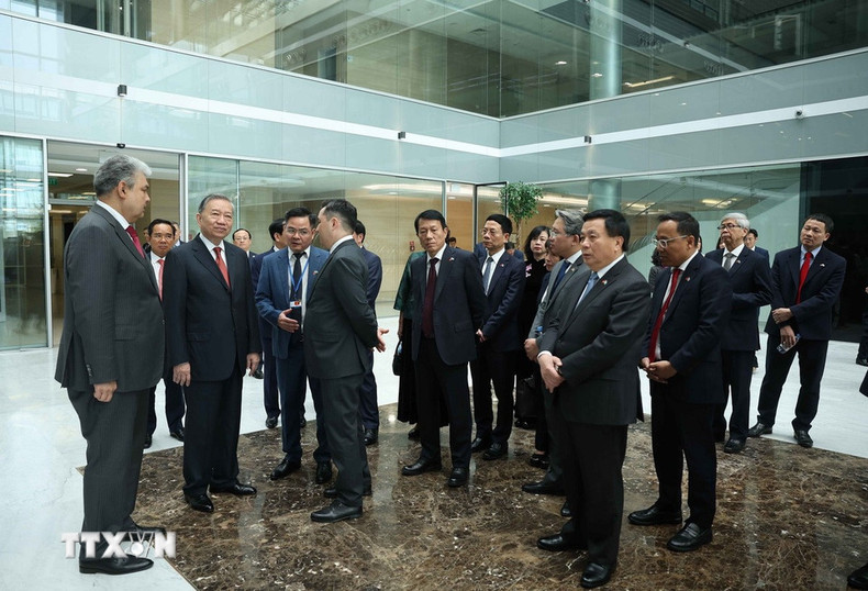 苏林总书记造访阿斯塔纳国际金融中心。