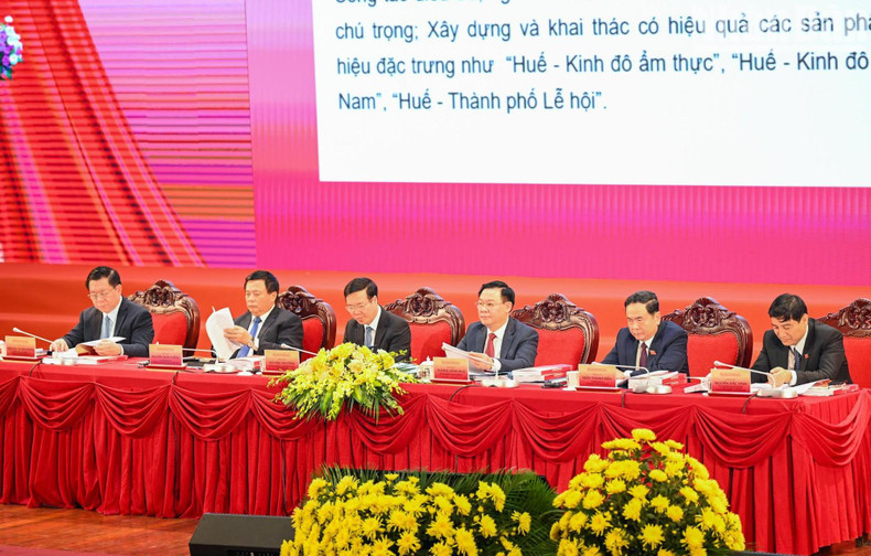 主持研讨会的各位代表。