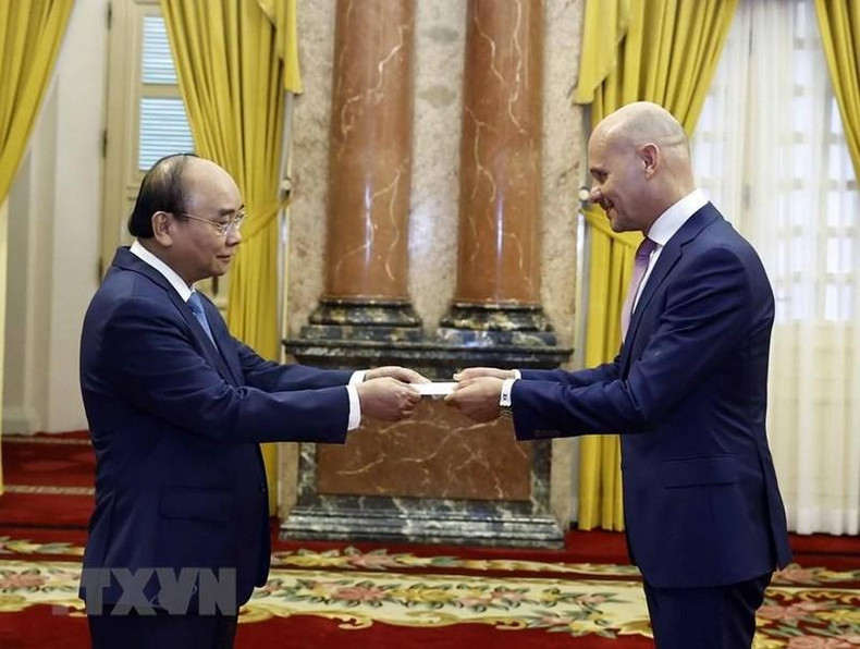 越南国家主席阮春福接受荷兰新任驻越大使Kees Van Baar递交国书。 越南国家主席阮春福接受荷兰新任驻越大使Kees Van Baar递交国书。