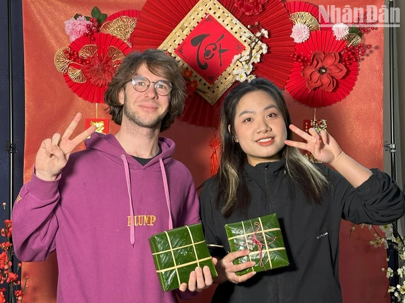 国际友人也亲手完成了越南传统粽子。