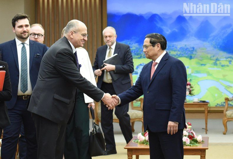 越南政府总理范明正与波兰外长兹比格涅夫·劳握手。 越南政府总理范明正与波兰外长兹比格涅夫·劳握手。