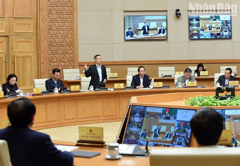 财政部部长胡德福在会上发言。 财政部部长胡德福在会上发言。