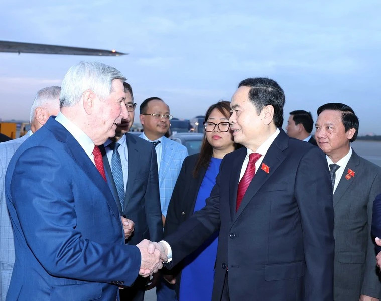 在俄罗斯伏努科沃国际机场为越南国会主席陈青敏举行送行仪式。 在俄罗斯伏努科沃国际机场为越南国会主席陈青敏举行送行仪式。