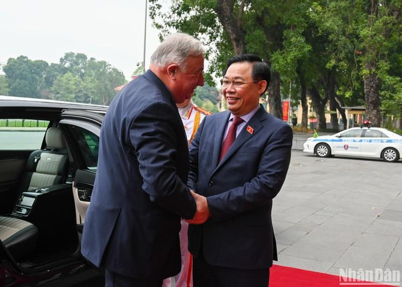 越南国会主席王廷惠热烈欢迎法国参议院议长热拉尔·拉尔歇对越南进行正式访问。 越南国会主席王廷惠热烈欢迎法国参议院议长热拉尔·拉尔歇对越南进行正式访问。