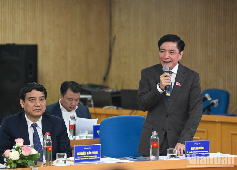 越南国会秘书长、国会办公厅主任裴文强在会上发表讲话。