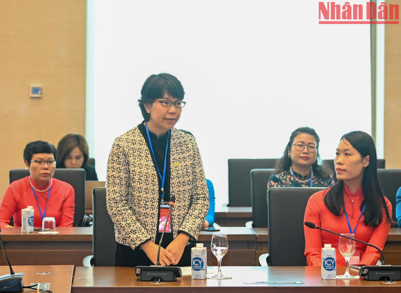 金童出版社副社长兼总编辑武氏琼莲发表讲话。