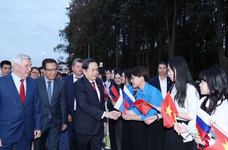 在俄罗斯伏努科沃国际机场为越南国会主席陈青敏举行送行仪式。 在俄罗斯伏努科沃国际机场为越南国会主席陈青敏举行送行仪式。