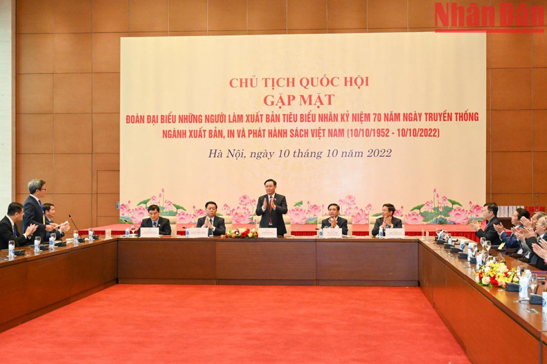 越南国会主席王廷惠会见模范出版工作者。