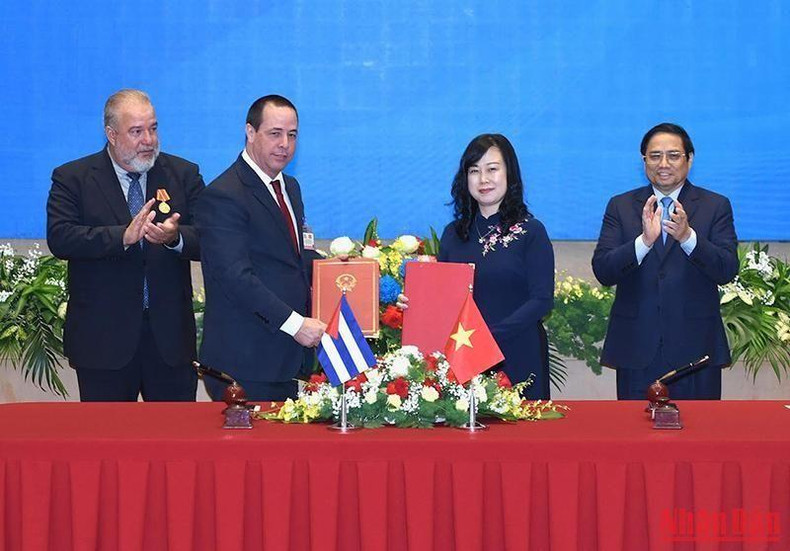 越南政府总理范明正与古巴总理曼努埃尔·马雷罗·克鲁斯出席两国卫生部的医疗合作行动计划签字仪式。
