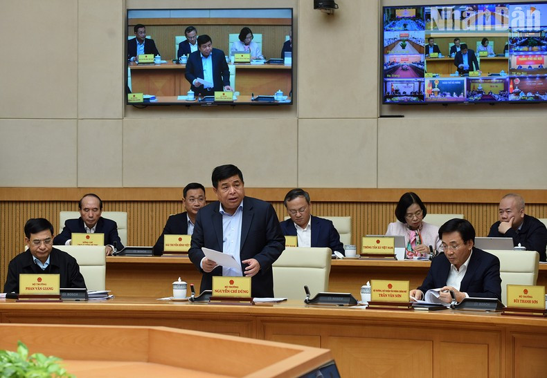 计划与投资部部长阮志勇在会上作报告。 计划与投资部部长阮志勇在会上作报告。