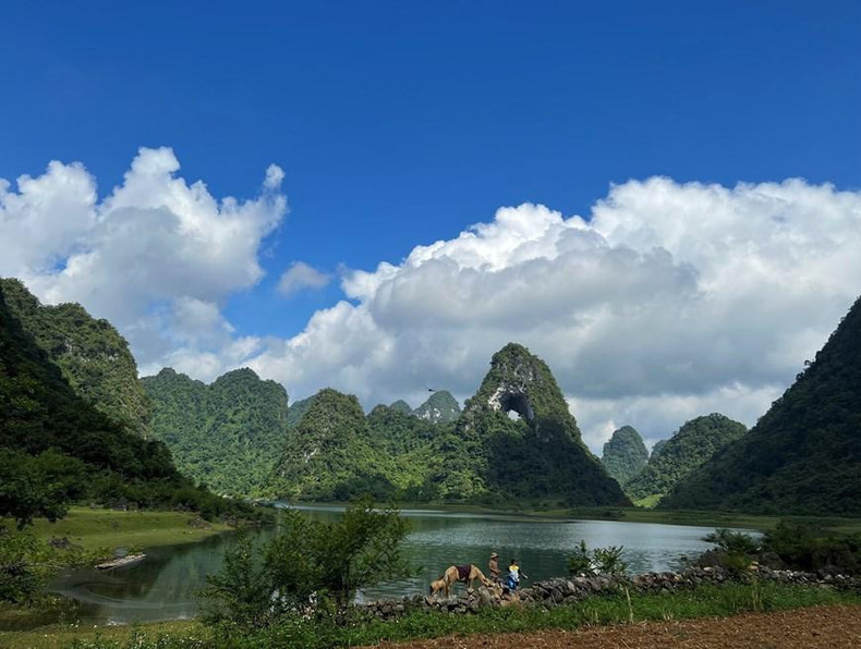 坐落在高平省茶岭县国瓒社本名村的神眼山美景。 坐落在高平省茶岭县国瓒社本名村的神眼山美景。