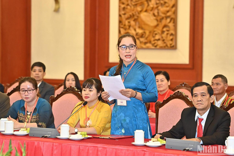 与会代表发表讲话。 与会代表发表讲话。