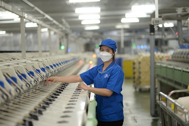 3.8纺织一员有限公司的工人正在运行纱线生产线。 3.8纺织一员有限公司的工人正在运行纱线生产线。