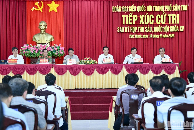 范明正总理同芹苴市国会代表团与芹苴市永盛县选民接触。 范明正总理同芹苴市国会代表团与芹苴市永盛县选民接触。