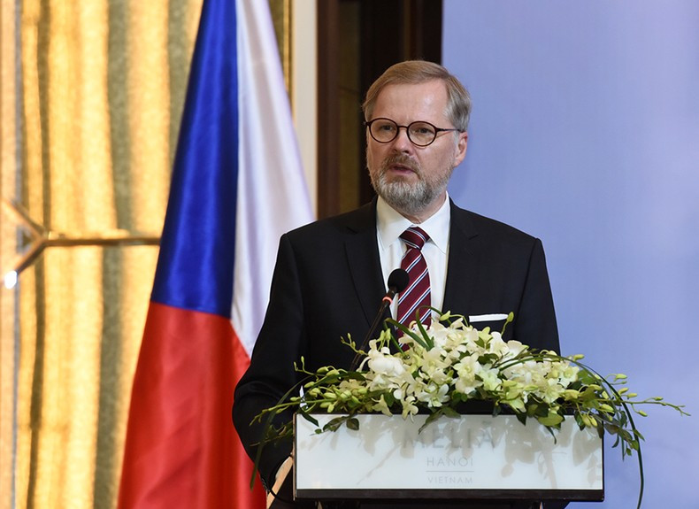 捷克总理彼得·菲亚拉在论坛上表示,越南是捷克在东南亚地区的重要合作伙伴。70多年来,两国合作关系不断向前发展,其中经贸合作是两国关系中的重要支柱。 捷克总理彼得·菲亚拉在论坛上表示,越南是捷克在东南亚地区的重要合作伙伴。70多年来,两国合作关系不断向前发展,其中经贸合作是两国关系中的重要支柱。