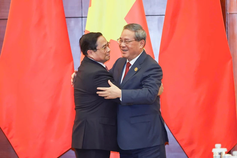 中国国务院总理李强热烈欢迎越南政府总理范明正。