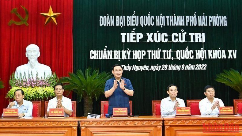 越南国会主席王廷惠同海防市国会代表。 越南国会主席王廷惠同海防市国会代表。
